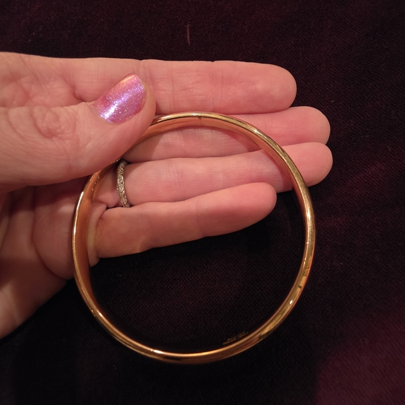 Elegant Gold Tone Bangle Bracelet - Picture 7 of 14